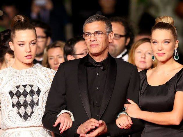 annes'da Altın Palmiye'yi kazanan La vie d'Adèle Filmekimi'nde! Mavi renge bambaşka bir anlam yükleyen Abdellatif Kechiche'in son filmi, ilk kez gösterildiği Cannes Film Festivali'nde hem eleştirmenler hem de izleyiciler tarafından büyük ilgi görerek festivalin büyük ödülünü kazandı. Başkanlığını Steven Spielberg'in yürüttüğü jüri, yönetmen Abdellatif Kechiche'le birlikte başrol oyuncuları Adele Exarchopoulos ile Lea Seydoux'yu da Altın Palmiye'ye layık gördü. Cinselliğe çekincesiz yaklaşımı ve gerçekçiliğiyle sansür, sanat ve pornografi tartışmalarına yol açan La Vie d'Adèle (Chapitres 1&2) / Blue Is the Warmest Color, iki genç kızın yıllara yayılan birliktelikleri üzerinden yaşamı ve aşkı sorguluyor. Film, Julie Maroh’nun Le bleu est une couleur chaude adlı romanından sinemaya uyarlandı. Yönetmen Kechiche'in 2008'de Balıklı Bulgur, 2011'de ise Siyah Venüs adlı filmleri İstanbul Film Festivali'nde gösterilmişti.