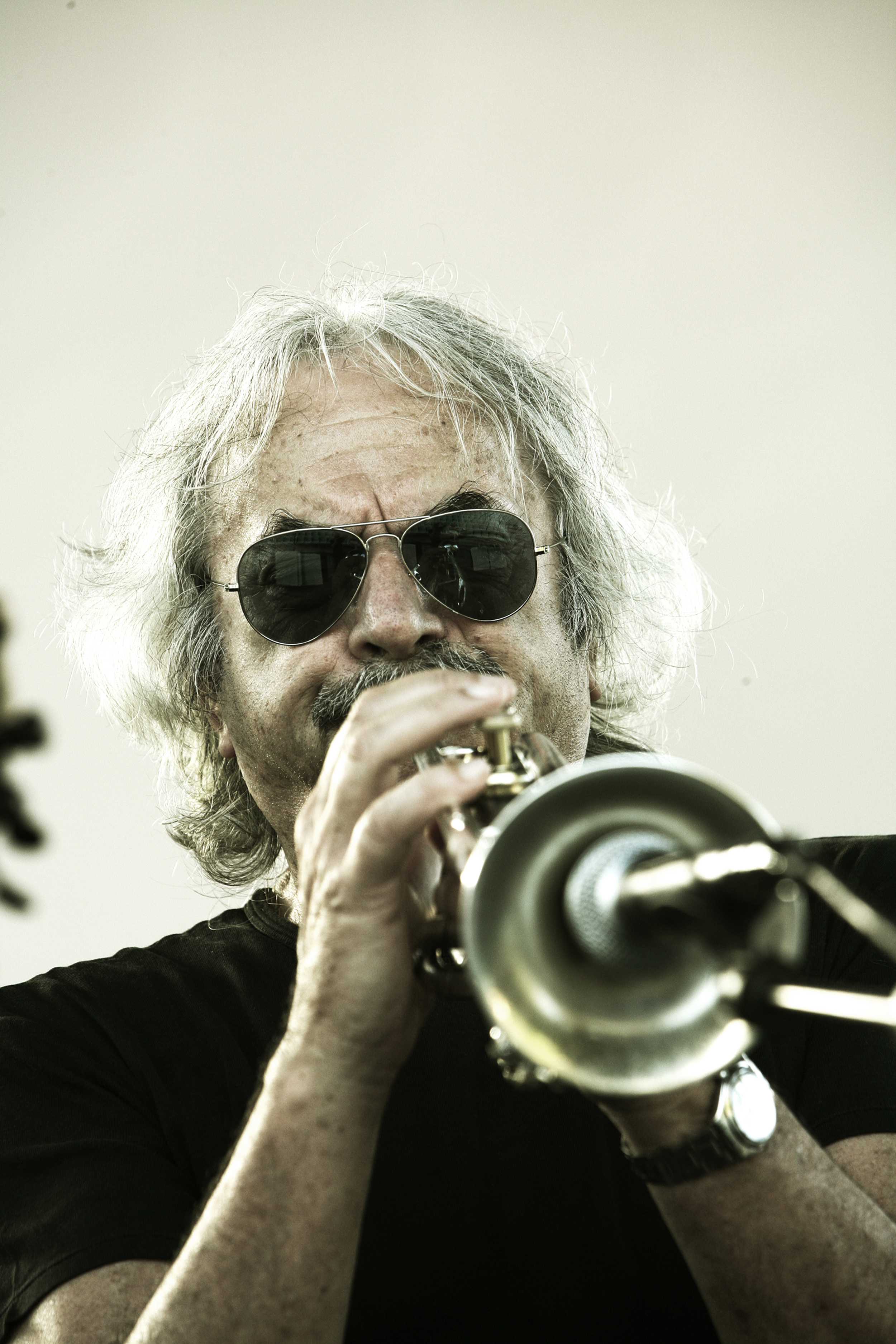 Enrico Rava Tribe featuring Gianluca Petrella Festivalin en önemli isimlerinden biri olan Enrico Rava, Enrico Rava Tribe projesiyle Cemal Reşit Rey Konser Salonu’nda dinleyicilerle buluşacak. Enrico Rava, bir lider olarak kariyerinin başından beri caz ustalarının sıklıkla tercih ettiği bir yol izlemiştir. Düzenli olarak yeni yetenekleri, genç müzisyenleri ekibine katarak yeni fikirlerden beslenmiş ve müziğini yeni bir forma kavuşturmuştur. Bunun en özel örneği İtalyan duayenin öncülüğünde ortaya çıkan Rava Tribe projesidir. Musica Jazz dergisi tarafından En İyi Yetenek Ödülü’ne layık görülmüş olan piyanist Giovanni Guidi ve genç bas sanatçısı Gabriele Evangelista, Enrico Rava’nın projesine dahil ettiği son isimlerdir. Zengin bir estetik anlayışıyla müzikal bir mozaik sunmak isteyen Rava’ya bu konserde baterist Fabrizio Sferra ve dünyanın en iyi trombon sanatçılarından Gianluca Petrella da eşlik edecek. Enrico Rava: Trompet Giovanni Guidi: Piyano Gabriele Evangelista: Bas Fabrizio Sferra: Davul Gianluca Petrella: Trombon