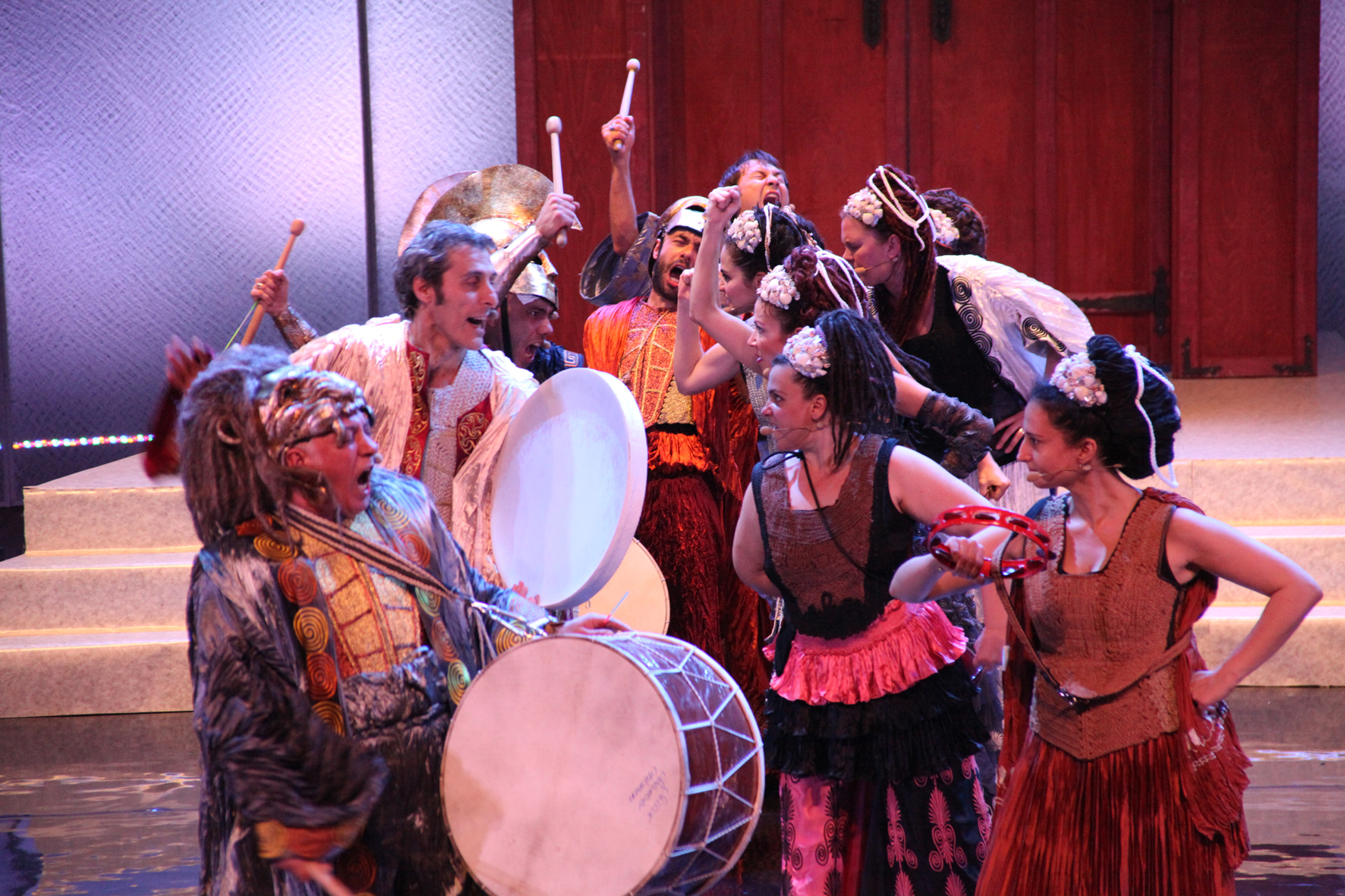 İBB Şehir Tiyatroları’nın yeni müzikli oyunu Lysistrata “Kadınlar da Savaşırsa” ilk kez 2012-2013 sezonu sonunda Makedonya’da “Uluslararası Stobi Antik Drama Festivali”nde seyirci karşısına çıktı ve orada En İyi Kadın Oyuncu (Nazan Yatgın), Sahne Görsel Efekt Tasarımı (Kemal Kocatürk, Sırrı Topraktepe) ödüllerine layık görüldü