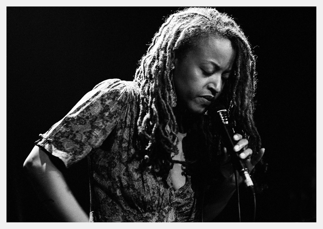 HARRIET TUBMAN featuring CASSANDRA WILSON present "BLACK SUN" Grammy ödüllü Cassandra Wilson ve yenilikçi caz topluluğu Harriet Tubman, festival kapsamında çok özel bir gece için buluşuyor. Adını köleliğe karşı direnişin simge isimlerinden Harriet Tubman’dan alan topluluk, Brandon Ross, Melvin Gibbs ve JT Lewis’in bir araya gelmesiyle kuruldu. Bünyesindeki müzisyenlerin yetenekleri ve müzikal özgürlükleriyle cazda yeni alanlar keşfeden Harriet Tubman grubuna bu gecede cazın buğulu seslerinden Cassandra Wilson da katılıyor. Son yirmi yılın soul ve caz müzik dünyasının en çok ses getiren isimlerinden biri olan Cassandra Wilson’ın eşsiz vokaliyle yer aldığı proje Black Sun ismini taşıyor. Mississippi'nin müzikal ve kültürel köklerini yeniden gün yüzüne çıkaracak olan bu buluşma hiç şüphesiz festivalin en parlak performanslarından biri olacak. Cassandra Wilson: Vokal Brandon Ross: Gitar, Banjo, Vokal Melvin Gibbs: Bas JT Lewis: Davul
