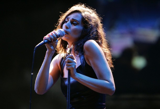 Filistinli ünlü yönetmen Elia Suleiman’ın eşi Yasmine Hamdan, 1999 yılında kurduğu, Ortadoğu’nun Arapça müzik yapan ilk indie-elektronik topluluğu Soapkills ile tanındı.